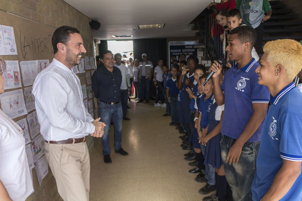 Unidos por el agua Barrio Versalles
Unidos por el agua Barrio Versalles
Fecha: Septiembre 30 de 2017
Para descargar esta fotografía en alta resolución, haga clic sobre la imagen hasta que la misma se despliegue en la pantalla completa; luego dé clic derecho y elija la opción "guardar imagen como". 
En caso de publicación por cualquier medio, solicitamos acompañarla del crédito: "Foto EPM"
Palabras clave: Unidos agua Barrio Versalles