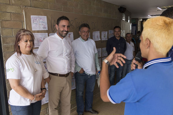 Unidos por el agua Barrio Versalles
Unidos por el agua Barrio Versalles
Fecha: Septiembre 30 de 2017
Para descargar esta fotografía en alta resolución, haga clic sobre la imagen hasta que la misma se despliegue en la pantalla completa; luego dé clic derecho y elija la opción "guardar imagen como". 
En caso de publicación por cualquier medio, solicitamos acompañarla del crédito: "Foto EPM"
Palabras clave: Unidos agua Barrio Versalles