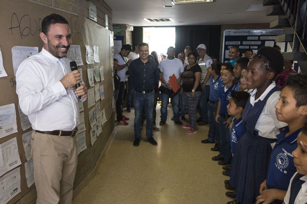 Unidos por el agua Barrio Versalles
Unidos por el agua Barrio Versalles
Fecha: Septiembre 30 de 2017
Para descargar esta fotografía en alta resolución, haga clic sobre la imagen hasta que la misma se despliegue en la pantalla completa; luego dé clic derecho y elija la opción "guardar imagen como". 
En caso de publicación por cualquier medio, solicitamos acompañarla del crédito: "Foto EPM"
Palabras clave: Unidos agua Barrio Versalles