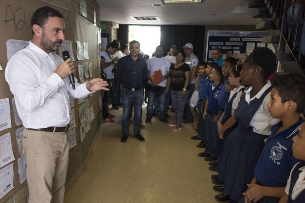 Unidos por el agua Barrio Versalles
Unidos por el agua Barrio Versalles
Fecha: Septiembre 30 de 2017
Para descargar esta fotografía en alta resolución, haga clic sobre la imagen hasta que la misma se despliegue en la pantalla completa; luego dé clic derecho y elija la opción "guardar imagen como". 
En caso de publicación por cualquier medio, solicitamos acompañarla del crédito: "Foto EPM"
Palabras clave: Unidos agua Barrio Versalles