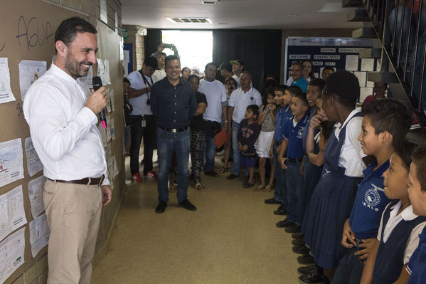 Unidos por el agua Barrio Versalles
Unidos por el agua Barrio Versalles
Fecha: Septiembre 30 de 2017
Para descargar esta fotografía en alta resolución, haga clic sobre la imagen hasta que la misma se despliegue en la pantalla completa; luego dé clic derecho y elija la opción "guardar imagen como". 
En caso de publicación por cualquier medio, solicitamos acompañarla del crédito: "Foto EPM"
Palabras clave: Unidos agua Barrio Versalles