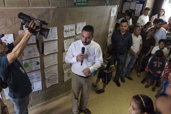 Unidos por el agua Barrio Versalles
Unidos por el agua Barrio Versalles
Fecha: Septiembre 30 de 2017
Para descargar esta fotografía en alta resolución, haga clic sobre la imagen hasta que la misma se despliegue en la pantalla completa; luego dé clic derecho y elija la opción "guardar imagen como". 
En caso de publicación por cualquier medio, solicitamos acompañarla del crédito: "Foto EPM"
Palabras clave: Unidos agua Barrio Versalles