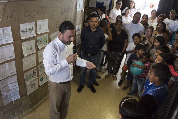Unidos por el agua Barrio Versalles
Unidos por el agua Barrio Versalles
Fecha: Septiembre 30 de 2017
Para descargar esta fotografía en alta resolución, haga clic sobre la imagen hasta que la misma se despliegue en la pantalla completa; luego dé clic derecho y elija la opción "guardar imagen como". 
En caso de publicación por cualquier medio, solicitamos acompañarla del crédito: "Foto EPM"
Palabras clave: Unidos agua Barrio Versalles