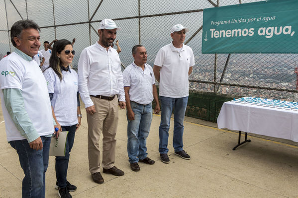 Unidos por el agua Barrio Versalles
Unidos por el agua Barrio Versalles
Fecha: Septiembre 30 de 2017
Para descargar esta fotografía en alta resolución, haga clic sobre la imagen hasta que la misma se despliegue en la pantalla completa; luego dé clic derecho y elija la opción "guardar imagen como". 
En caso de publicación por cualquier medio, solicitamos acompañarla del crédito: "Foto EPM"
Palabras clave: Unidos agua Barrio Versalles