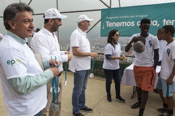 Unidos por el agua Barrio Versalles
Unidos por el agua Barrio Versalles
Fecha: Septiembre 30 de 2017
Para descargar esta fotografía en alta resolución, haga clic sobre la imagen hasta que la misma se despliegue en la pantalla completa; luego dé clic derecho y elija la opción "guardar imagen como". 
En caso de publicación por cualquier medio, solicitamos acompañarla del crédito: "Foto EPM"
Palabras clave: Unidos agua Barrio Versalles