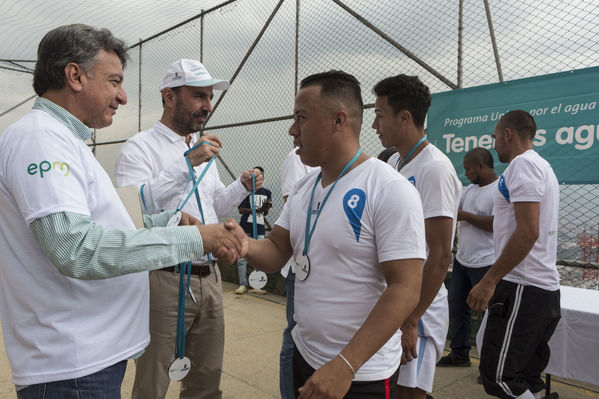 Unidos por el agua Barrio Versalles
Unidos por el agua Barrio Versalles
Fecha: Septiembre 30 de 2017
Para descargar esta fotografía en alta resolución, haga clic sobre la imagen hasta que la misma se despliegue en la pantalla completa; luego dé clic derecho y elija la opción "guardar imagen como". 
En caso de publicación por cualquier medio, solicitamos acompañarla del crédito: "Foto EPM"
Palabras clave: Unidos agua Barrio Versalles