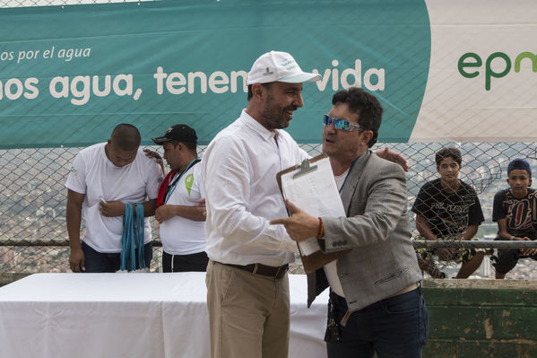 Unidos por el agua Barrio Versalles
Unidos por el agua Barrio Versalles
Fecha: Septiembre 30 de 2017
Para descargar esta fotografía en alta resolución, haga clic sobre la imagen hasta que la misma se despliegue en la pantalla completa; luego dé clic derecho y elija la opción "guardar imagen como". 
En caso de publicación por cualquier medio, solicitamos acompañarla del crédito: "Foto EPM"
Palabras clave: Unidos agua Barrio Versalles