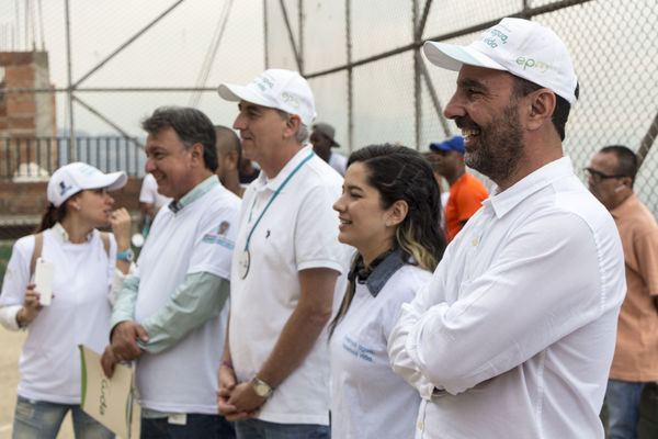 Unidos por el agua Barrio Versalles
Unidos por el agua Barrio Versalles
Fecha: Septiembre 30 de 2017
Para descargar esta fotografía en alta resolución, haga clic sobre la imagen hasta que la misma se despliegue en la pantalla completa; luego dé clic derecho y elija la opción "guardar imagen como". 
En caso de publicación por cualquier medio, solicitamos acompañarla del crédito: "Foto EPM"
Palabras clave: Unidos agua Barrio Versalles