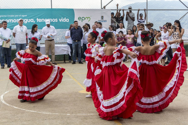 Unidos por el agua Barrio Versalles
Unidos por el agua Barrio Versalles
Fecha: Septiembre 30 de 2017
Para descargar esta fotografía en alta resolución, haga clic sobre la imagen hasta que la misma se despliegue en la pantalla completa; luego dé clic derecho y elija la opción "guardar imagen como". 
En caso de publicación por cualquier medio, solicitamos acompañarla del crédito: "Foto EPM"
Palabras clave: Unidos agua Barrio Versalles