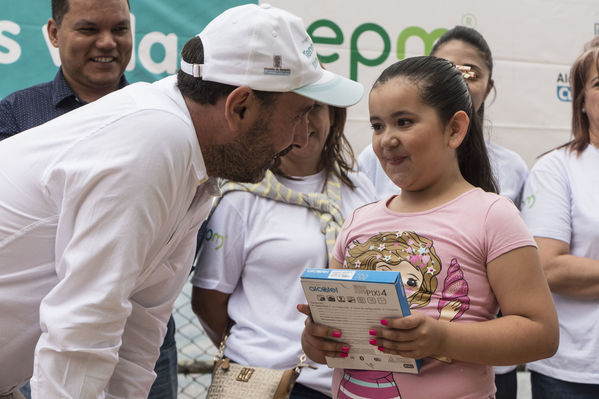 Unidos por el agua Barrio Versalles
Unidos por el agua Barrio Versalles
Fecha: Septiembre 30 de 2017
Para descargar esta fotografía en alta resolución, haga clic sobre la imagen hasta que la misma se despliegue en la pantalla completa; luego dé clic derecho y elija la opción "guardar imagen como". 
En caso de publicación por cualquier medio, solicitamos acompañarla del crédito: "Foto EPM"
Palabras clave: Unidos agua Barrio Versalles
