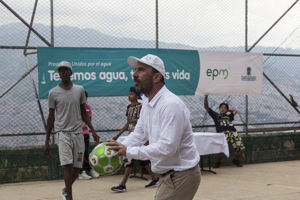 Unidos por el agua Barrio Versalles
Unidos por el agua Barrio Versalles
Fecha: Septiembre 30 de 2017
Para descargar esta fotografía en alta resolución, haga clic sobre la imagen hasta que la misma se despliegue en la pantalla completa; luego dé clic derecho y elija la opción "guardar imagen como". 
En caso de publicación por cualquier medio, solicitamos acompañarla del crédito: "Foto EPM"
Palabras clave: Unidos agua Barrio Versalles