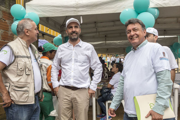 Unidos por el agua Barrio Versalles
Unidos por el agua Barrio Versalles
Fecha: Septiembre 30 de 2017
Para descargar esta fotografía en alta resolución, haga clic sobre la imagen hasta que la misma se despliegue en la pantalla completa; luego dé clic derecho y elija la opción "guardar imagen como". 
En caso de publicación por cualquier medio, solicitamos acompañarla del crédito: "Foto EPM"
Palabras clave: Unidos agua Barrio Versalles