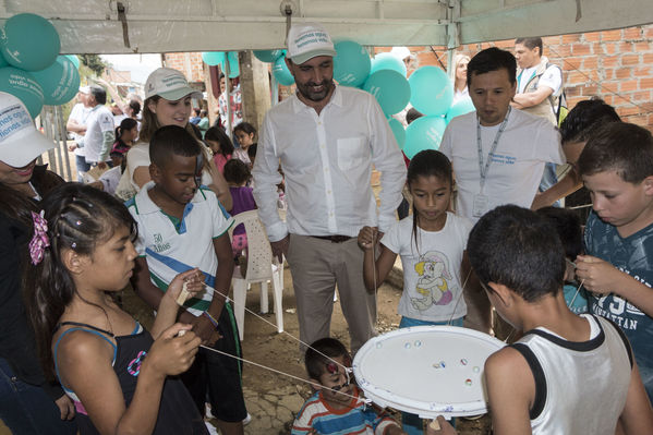Unidos por el agua Barrio Versalles
Unidos por el agua Barrio Versalles
Fecha: Septiembre 30 de 2017
Para descargar esta fotografía en alta resolución, haga clic sobre la imagen hasta que la misma se despliegue en la pantalla completa; luego dé clic derecho y elija la opción "guardar imagen como". 
En caso de publicación por cualquier medio, solicitamos acompañarla del crédito: "Foto EPM"
Palabras clave: Unidos agua Barrio Versalles