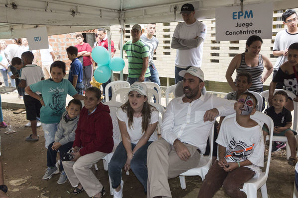 Unidos por el agua Barrio Versalles
Unidos por el agua Barrio Versalles
Fecha: Septiembre 30 de 2017
Para descargar esta fotografía en alta resolución, haga clic sobre la imagen hasta que la misma se despliegue en la pantalla completa; luego dé clic derecho y elija la opción "guardar imagen como". 
En caso de publicación por cualquier medio, solicitamos acompañarla del crédito: "Foto EPM"
Palabras clave: Unidos agua Barrio Versalles