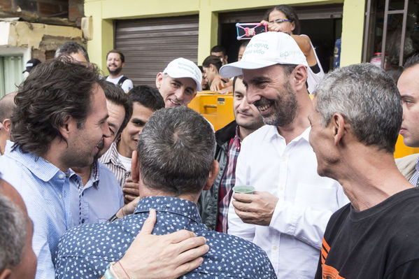 Unidos por el agua Barrio Versalles
Unidos por el agua Barrio Versalles
Fecha: Septiembre 30 de 2017
Para descargar esta fotografía en alta resolución, haga clic sobre la imagen hasta que la misma se despliegue en la pantalla completa; luego dé clic derecho y elija la opción "guardar imagen como". 
En caso de publicación por cualquier medio, solicitamos acompañarla del crédito: "Foto EPM"
Palabras clave: Unidos agua Barrio Versalles