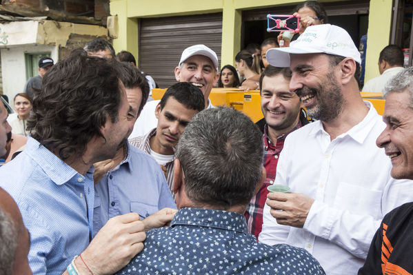 Unidos por el agua Barrio Versalles
Unidos por el agua Barrio Versalles
Fecha: Septiembre 30 de 2017
Para descargar esta fotografía en alta resolución, haga clic sobre la imagen hasta que la misma se despliegue en la pantalla completa; luego dé clic derecho y elija la opción "guardar imagen como". 
En caso de publicación por cualquier medio, solicitamos acompañarla del crédito: "Foto EPM"
Palabras clave: Unidos agua Barrio Versalles