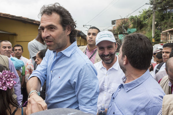 Unidos por el agua Barrio Versalles
Unidos por el agua Barrio Versalles
Fecha: Septiembre 30 de 2017
Para descargar esta fotografía en alta resolución, haga clic sobre la imagen hasta que la misma se despliegue en la pantalla completa; luego dé clic derecho y elija la opción "guardar imagen como". 
En caso de publicación por cualquier medio, solicitamos acompañarla del crédito: "Foto EPM"
Palabras clave: Unidos agua Barrio Versalles