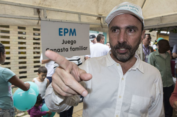 Unidos por el agua Barrio Versalles
Unidos por el agua Barrio Versalles
Fecha: Septiembre 30 de 2017
Para descargar esta fotografía en alta resolución, haga clic sobre la imagen hasta que la misma se despliegue en la pantalla completa; luego dé clic derecho y elija la opción "guardar imagen como". 
En caso de publicación por cualquier medio, solicitamos acompañarla del crédito: "Foto EPM"
Palabras clave: Unidos agua Barrio Versalles