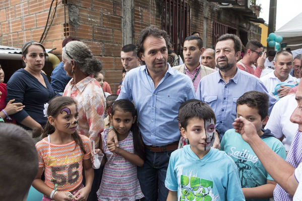 Unidos por el agua Barrio Versalles
Unidos por el agua Barrio Versalles
Fecha: Septiembre 30 de 2017
Para descargar esta fotografía en alta resolución, haga clic sobre la imagen hasta que la misma se despliegue en la pantalla completa; luego dé clic derecho y elija la opción "guardar imagen como". 
En caso de publicación por cualquier medio, solicitamos acompañarla del crédito: "Foto EPM"
Palabras clave: Unidos agua Barrio Versalles