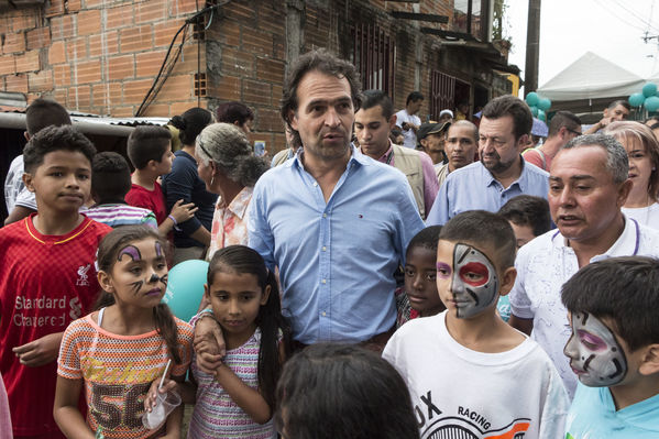 Unidos por el agua Barrio Versalles
Unidos por el agua Barrio Versalles
Fecha: Septiembre 30 de 2017
Para descargar esta fotografía en alta resolución, haga clic sobre la imagen hasta que la misma se despliegue en la pantalla completa; luego dé clic derecho y elija la opción "guardar imagen como". 
En caso de publicación por cualquier medio, solicitamos acompañarla del crédito: "Foto EPM"
Palabras clave: Unidos agua Barrio Versalles