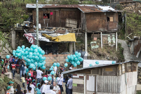 Unidos por el agua Barrio Versalles
Unidos por el agua Barrio Versalles
Fecha: Septiembre 30 de 2017
Para descargar esta fotografía en alta resolución, haga clic sobre la imagen hasta que la misma se despliegue en la pantalla completa; luego dé clic derecho y elija la opción "guardar imagen como". 
En caso de publicación por cualquier medio, solicitamos acompañarla del crédito: "Foto EPM"
Palabras clave: Unidos agua Barrio Versalles