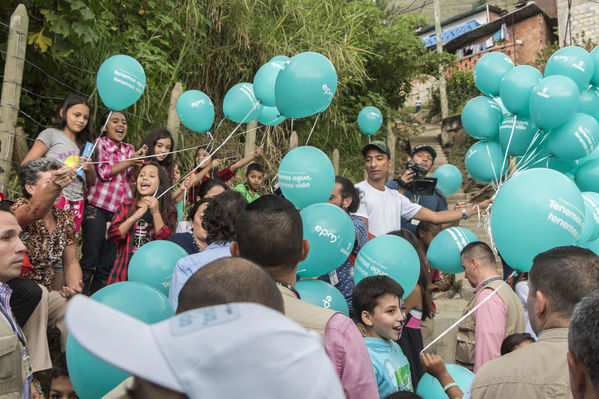 Unidos por el agua Barrio Versalles
Unidos por el agua Barrio Versalles
Fecha: Septiembre 30 de 2017
Para descargar esta fotografía en alta resolución, haga clic sobre la imagen hasta que la misma se despliegue en la pantalla completa; luego dé clic derecho y elija la opción "guardar imagen como". 
En caso de publicación por cualquier medio, solicitamos acompañarla del crédito: "Foto EPM"
Palabras clave: Unidos agua Barrio Versalles