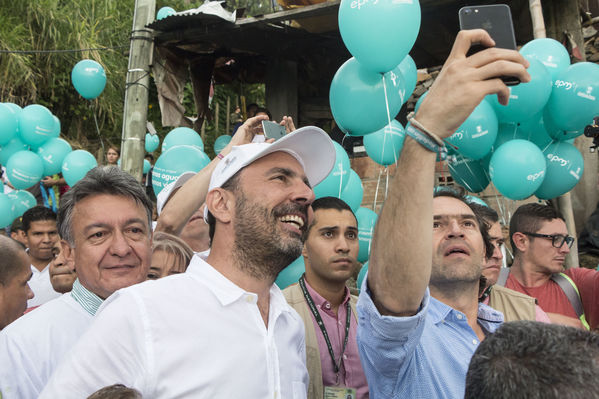 Unidos por el agua Barrio Versalles
Unidos por el agua Barrio Versalles
Fecha: Septiembre 30 de 2017
Para descargar esta fotografía en alta resolución, haga clic sobre la imagen hasta que la misma se despliegue en la pantalla completa; luego dé clic derecho y elija la opción "guardar imagen como". 
En caso de publicación por cualquier medio, solicitamos acompañarla del crédito: "Foto EPM"
Palabras clave: Unidos agua Barrio Versalles