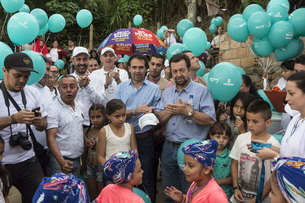 Unidos por el agua Barrio Versalles
Unidos por el agua Barrio Versalles
Fecha: Septiembre 30 de 2017
Para descargar esta fotografía en alta resolución, haga clic sobre la imagen hasta que la misma se despliegue en la pantalla completa; luego dé clic derecho y elija la opción "guardar imagen como". 
En caso de publicación por cualquier medio, solicitamos acompañarla del crédito: "Foto EPM"
Palabras clave: Unidos agua Barrio Versalles