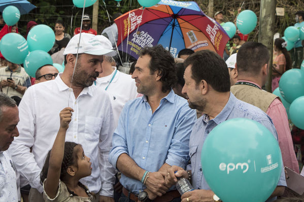 Unidos por el agua Barrio Versalles
Unidos por el agua Barrio Versalles
Fecha: Septiembre 30 de 2017
Para descargar esta fotografía en alta resolución, haga clic sobre la imagen hasta que la misma se despliegue en la pantalla completa; luego dé clic derecho y elija la opción "guardar imagen como". 
En caso de publicación por cualquier medio, solicitamos acompañarla del crédito: "Foto EPM"
Palabras clave: Unidos agua Barrio Versalles