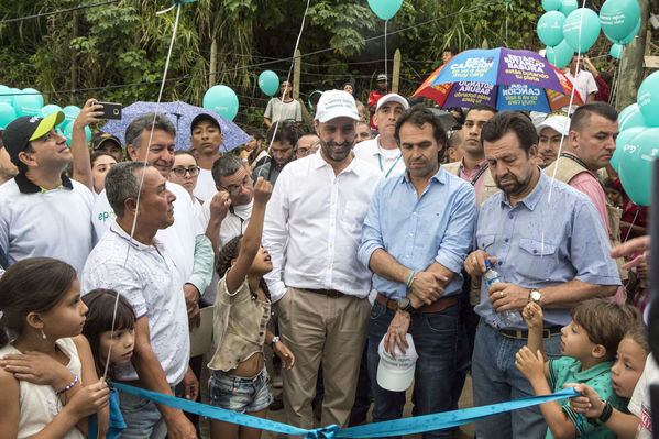 Unidos por el agua Barrio Versalles
Unidos por el agua Barrio Versalles
Fecha: Septiembre 30 de 2017
Para descargar esta fotografía en alta resolución, haga clic sobre la imagen hasta que la misma se despliegue en la pantalla completa; luego dé clic derecho y elija la opción "guardar imagen como". 
En caso de publicación por cualquier medio, solicitamos acompañarla del crédito: "Foto EPM"
Palabras clave: Unidos agua Barrio Versalles