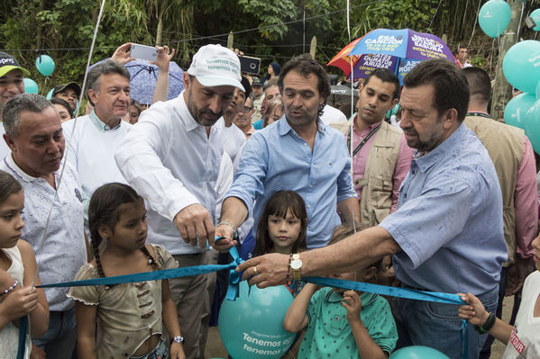 Unidos por el agua Barrio Versalles
Unidos por el agua Barrio Versalles
Fecha: Septiembre 30 de 2017
Para descargar esta fotografía en alta resolución, haga clic sobre la imagen hasta que la misma se despliegue en la pantalla completa; luego dé clic derecho y elija la opción "guardar imagen como". 
En caso de publicación por cualquier medio, solicitamos acompañarla del crédito: "Foto EPM"
Palabras clave: Unidos agua Barrio Versalles