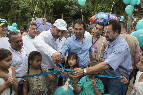Unidos por el agua Barrio Versalles
Unidos por el agua Barrio Versalles
Fecha: Septiembre 30 de 2017
Para descargar esta fotografía en alta resolución, haga clic sobre la imagen hasta que la misma se despliegue en la pantalla completa; luego dé clic derecho y elija la opción "guardar imagen como". 
En caso de publicación por cualquier medio, solicitamos acompañarla del crédito: "Foto EPM"
Palabras clave: Unidos agua Barrio Versalles