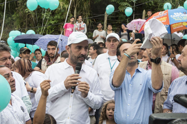Unidos por el agua Barrio Versalles
Unidos por el agua Barrio Versalles
Fecha: Septiembre 30 de 2017
Para descargar esta fotografía en alta resolución, haga clic sobre la imagen hasta que la misma se despliegue en la pantalla completa; luego dé clic derecho y elija la opción "guardar imagen como". 
En caso de publicación por cualquier medio, solicitamos acompañarla del crédito: "Foto EPM"
Palabras clave: Unidos agua Barrio Versalles