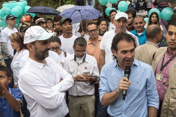 Unidos por el agua Barrio Versalles
Unidos por el agua Barrio Versalles
Fecha: Septiembre 30 de 2017
Para descargar esta fotografía en alta resolución, haga clic sobre la imagen hasta que la misma se despliegue en la pantalla completa; luego dé clic derecho y elija la opción "guardar imagen como". 
En caso de publicación por cualquier medio, solicitamos acompañarla del crédito: "Foto EPM"
Palabras clave: Unidos agua Barrio Versalles