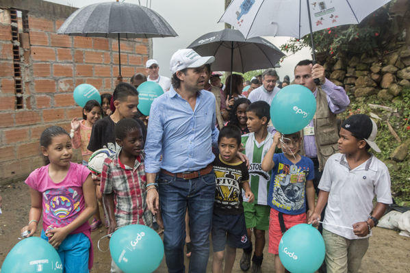 Unidos por el agua Barrio Versalles
Unidos por el agua Barrio Versalles
Fecha: Septiembre 30 de 2017
Para descargar esta fotografía en alta resolución, haga clic sobre la imagen hasta que la misma se despliegue en la pantalla completa; luego dé clic derecho y elija la opción "guardar imagen como". 
En caso de publicación por cualquier medio, solicitamos acompañarla del crédito: "Foto EPM"
Palabras clave: Unidos agua Barrio Versalles