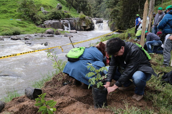 Expedición fotográfica – Donde nace el agua de nuestra ciudad
Expedición fotográfica – Donde nace el agua de nuestra ciudad
Fecha: Septiembre 1 de 2016
Para descargar esta fotografía en alta resolución, haga clic sobre la imagen hasta que la misma se despliegue en la pantalla completa; luego dé clic derecho y elija la opción "guardar imagen como". 
En caso de publicación por cualquier medio, solicitamos acompañarla del crédito: "Foto EPM"
Palabras clave: Expedición fotográfica nace agua nuestra ciudad cuenca