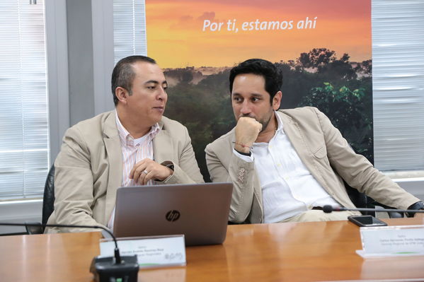 Firma de convenio con Corpourabá
Firma de convenio con Corpourabá
Fecha: Septiembre 12 de 2017
Para descargar esta fotografía en alta resolución, haga clic sobre la imagen hasta que la misma se despliegue en la pantalla completa; luego dé clic derecho y elija la opción "guardar imagen como". 
En caso de publicación por cualquier medio, solicitamos acompañarla del crédito: "Foto EPM"
Palabras clave: Firma convenio Corpourabá