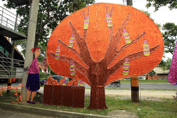 Alumbrado Navideño
Alumbrado Navideño
Fecha: Septiembre 18 de 2013. 
Para descargar esta fotografía en alta resolución, haga clic sobre la imagen hasta que la misma se despliegue en la pantalla completa; luego dé clic derecho y elija la opción "guardar imagen como". 
En caso de publicación por cualquier medio, solicitamos acompañarla del crédito: "Foto EPM".
Palabras clave: Alumbrado Navideño recorrido río