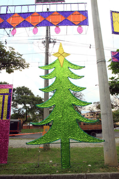 Alumbrado Navideño
Alumbrado Navideño
Fecha: Septiembre 18 de 2013. 
Para descargar esta fotografía en alta resolución, haga clic sobre la imagen hasta que la misma se despliegue en la pantalla completa; luego dé clic derecho y elija la opción "guardar imagen como". 
En caso de publicación por cualquier medio, solicitamos acompañarla del crédito: "Foto EPM".
Palabras clave: Alumbrado Navideño recorrido río