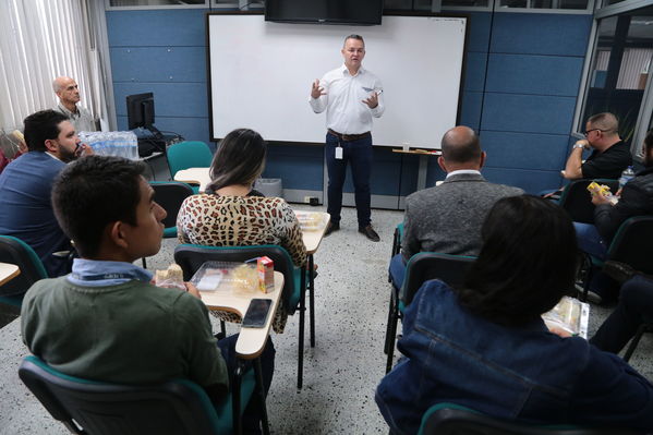 Planta La Ayurá y laboratorio Visita de medios.
Planta La Ayurá y laboratorio Visita de medios.
Fecha: 18 Septiembre 2019
Para descargar esta fotografía en alta resolución, haga clic sobre la imagen hasta que la misma se despliegue en la pantalla completa; luego dé clic derecho y elija la opción "guardar imagen como". 
En caso de publicación por cualquier medio, solicitamos acompañarla del crédito: "Foto EPM
Palabras clave: Planta La Ayurá y laboratorio Visita de medios.