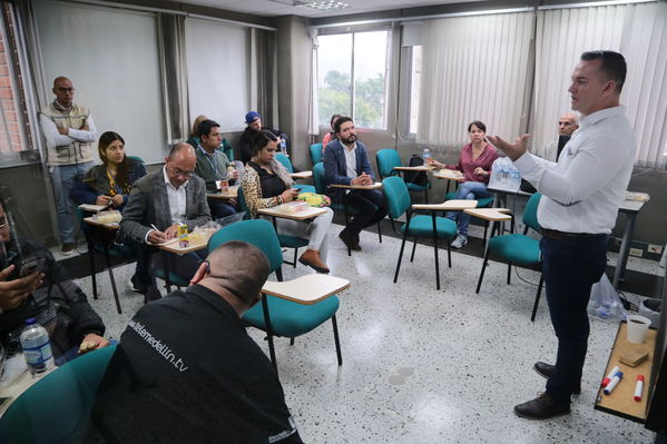 Planta La Ayurá y laboratorio Visita de medios.
Planta La Ayurá y laboratorio Visita de medios.
Fecha: 18 Septiembre 2019
Para descargar esta fotografía en alta resolución, haga clic sobre la imagen hasta que la misma se despliegue en la pantalla completa; luego dé clic derecho y elija la opción "guardar imagen como". 
En caso de publicación por cualquier medio, solicitamos acompañarla del crédito: "Foto EPM
Palabras clave: Planta La Ayurá y laboratorio Visita de medios.