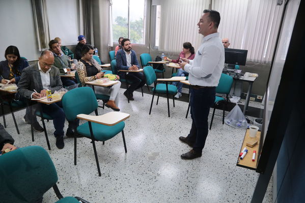 Planta La Ayurá y laboratorio Visita de medios.
Planta La Ayurá y laboratorio Visita de medios.
Fecha: 18 Septiembre 2019
Para descargar esta fotografía en alta resolución, haga clic sobre la imagen hasta que la misma se despliegue en la pantalla completa; luego dé clic derecho y elija la opción "guardar imagen como". 
En caso de publicación por cualquier medio, solicitamos acompañarla del crédito: "Foto EPM
Palabras clave: Planta La Ayurá y laboratorio Visita de medios.