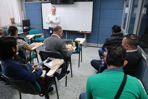 Planta La Ayurá y laboratorio Visita de medios.
Planta La Ayurá y laboratorio Visita de medios.
Fecha: 18 Septiembre 2019
Para descargar esta fotografía en alta resolución, haga clic sobre la imagen hasta que la misma se despliegue en la pantalla completa; luego dé clic derecho y elija la opción "guardar imagen como". 
En caso de publicación por cualquier medio, solicitamos acompañarla del crédito: "Foto EPM
Palabras clave: Planta La Ayurá y laboratorio Visita de medios.