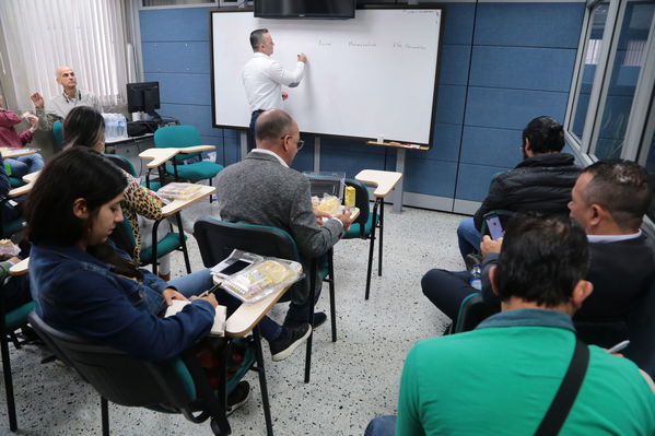 Planta La Ayurá y laboratorio Visita de medios.
Planta La Ayurá y laboratorio Visita de medios.
Fecha: 18 Septiembre 2019
Para descargar esta fotografía en alta resolución, haga clic sobre la imagen hasta que la misma se despliegue en la pantalla completa; luego dé clic derecho y elija la opción "guardar imagen como". 
En caso de publicación por cualquier medio, solicitamos acompañarla del crédito: "Foto EPM
Palabras clave: Planta La Ayurá y laboratorio Visita de medios.