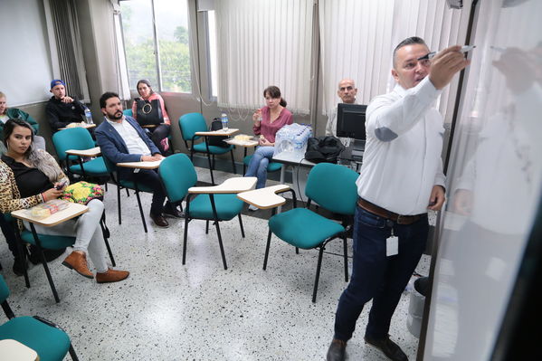 Planta La Ayurá y laboratorio Visita de medios.
Planta La Ayurá y laboratorio Visita de medios.
Fecha: 18 Septiembre 2019
Para descargar esta fotografía en alta resolución, haga clic sobre la imagen hasta que la misma se despliegue en la pantalla completa; luego dé clic derecho y elija la opción "guardar imagen como". 
En caso de publicación por cualquier medio, solicitamos acompañarla del crédito: "Foto EPM
Palabras clave: Planta La Ayurá y laboratorio Visita de medios.