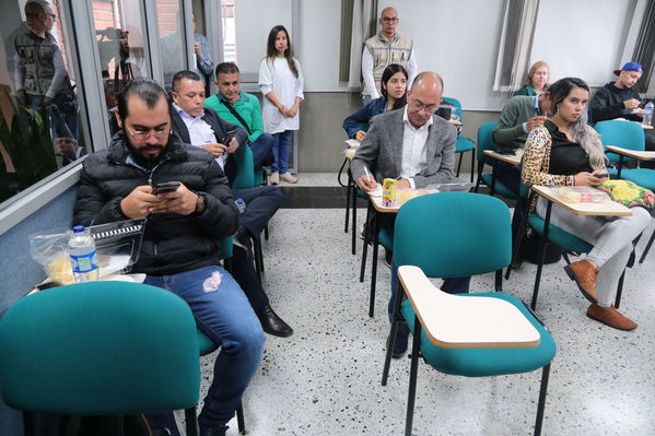 Planta La Ayurá y laboratorio Visita de medios.
Planta La Ayurá y laboratorio Visita de medios.
Fecha: 18 Septiembre 2019
Para descargar esta fotografía en alta resolución, haga clic sobre la imagen hasta que la misma se despliegue en la pantalla completa; luego dé clic derecho y elija la opción "guardar imagen como". 
En caso de publicación por cualquier medio, solicitamos acompañarla del crédito: "Foto EPM
Palabras clave: Planta La Ayurá y laboratorio Visita de medios.