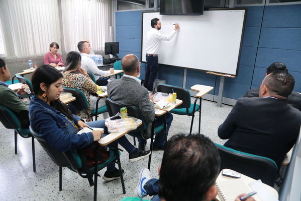 Planta La Ayurá y laboratorio Visita de medios.
Planta La Ayurá y laboratorio Visita de medios.
Fecha: 18 Septiembre 2019
Para descargar esta fotografía en alta resolución, haga clic sobre la imagen hasta que la misma se despliegue en la pantalla completa; luego dé clic derecho y elija la opción "guardar imagen como". 
En caso de publicación por cualquier medio, solicitamos acompañarla del crédito: "Foto EPM
Palabras clave: Planta La Ayurá y laboratorio Visita de medios.