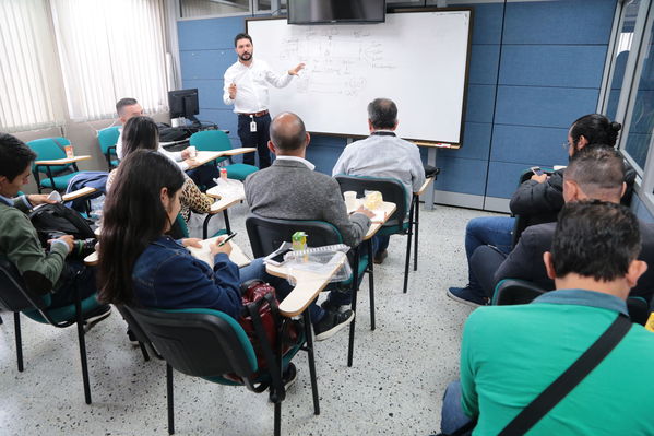 Planta La Ayurá y laboratorio Visita de medios.
Planta La Ayurá y laboratorio Visita de medios.
Fecha: 18 Septiembre 2019
Para descargar esta fotografía en alta resolución, haga clic sobre la imagen hasta que la misma se despliegue en la pantalla completa; luego dé clic derecho y elija la opción "guardar imagen como". 
En caso de publicación por cualquier medio, solicitamos acompañarla del crédito: "Foto EPM
Palabras clave: Planta La Ayurá y laboratorio Visita de medios.