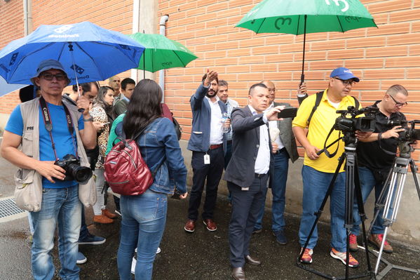 Planta La Ayurá y laboratorio Visita de medios.
Planta La Ayurá y laboratorio Visita de medios.
Fecha: 18 Septiembre 2019
Para descargar esta fotografía en alta resolución, haga clic sobre la imagen hasta que la misma se despliegue en la pantalla completa; luego dé clic derecho y elija la opción "guardar imagen como". 
En caso de publicación por cualquier medio, solicitamos acompañarla del crédito: "Foto EPM
Palabras clave: Planta La Ayurá y laboratorio Visita de medios.