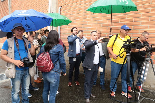 Planta La Ayurá y laboratorio Visita de medios.
Planta La Ayurá y laboratorio Visita de medios.
Fecha: 18 Septiembre 2019
Para descargar esta fotografía en alta resolución, haga clic sobre la imagen hasta que la misma se despliegue en la pantalla completa; luego dé clic derecho y elija la opción "guardar imagen como". 
En caso de publicación por cualquier medio, solicitamos acompañarla del crédito: "Foto EPM
Palabras clave: Planta La Ayurá y laboratorio Visita de medios.